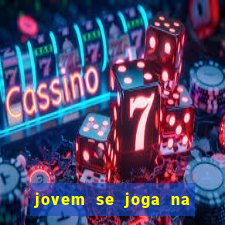 jovem se joga na linha do trem 2024